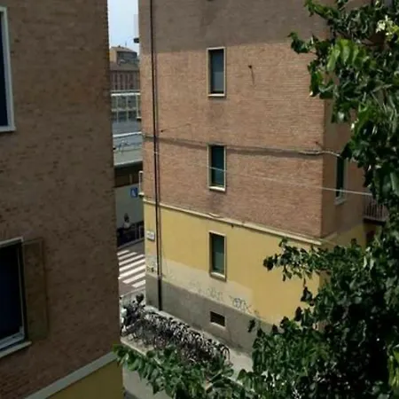 Stazione Centrale Oda ve Kahvaltı Bolonya